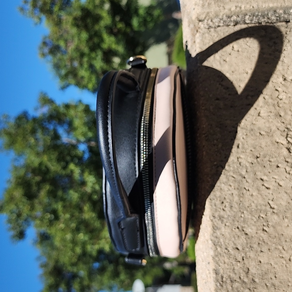 Crossbody - Picture 5 of 9